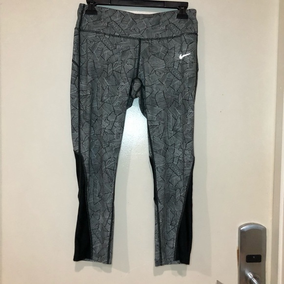 Nike Dri-Fit Black & Gray Striped Leggings Size Medium - Picture 1 of 8